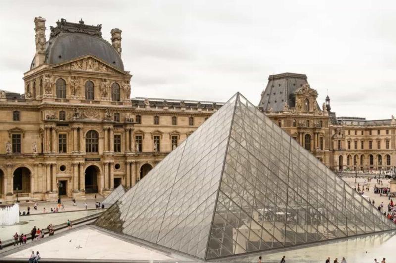 La Fondation Louis Vuitton, un bâtiment d'architecture moderne audacieuse intégrant verre et acier dans le paysage parisien.